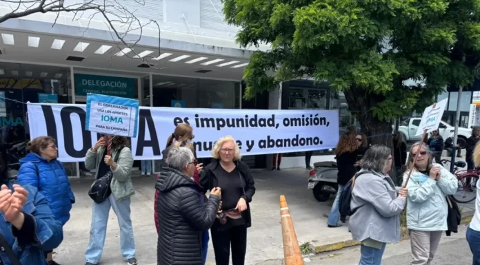 Afiliados viajaron 400 kilómetros para acampar en IOMA en protesta por el recorte de coberturas Dos familias de Mar del Plata viajaron hasta la sede central de IOMA en La Plata para exigirle a Homero Giles pagos atrasados a acompañantes terapéuticos.