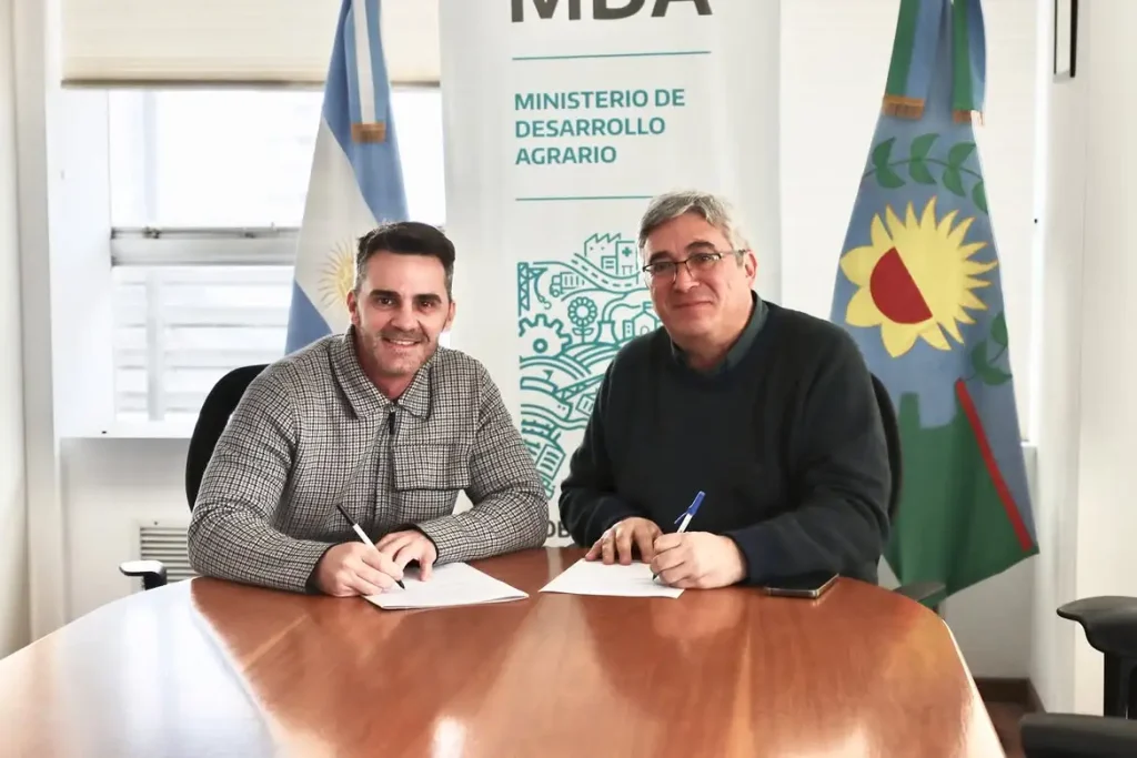 Echarren firmó con el ministro de Desarrollo Agrario bonaerense, Javier Rodríguez un convenio para plantar más de 5.000 árboles en Castelli.