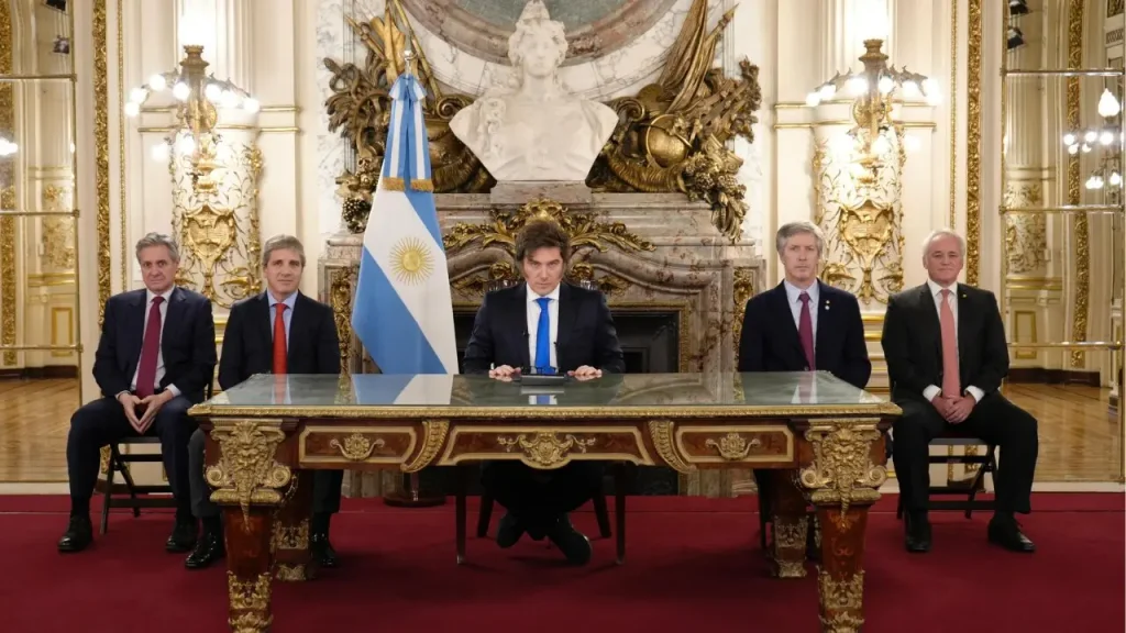 Tras la cadena nacional donde anunció la reforma del Banco Central, Milei volvió a blindar el rumbo económico que encabeza Luis Caputo.