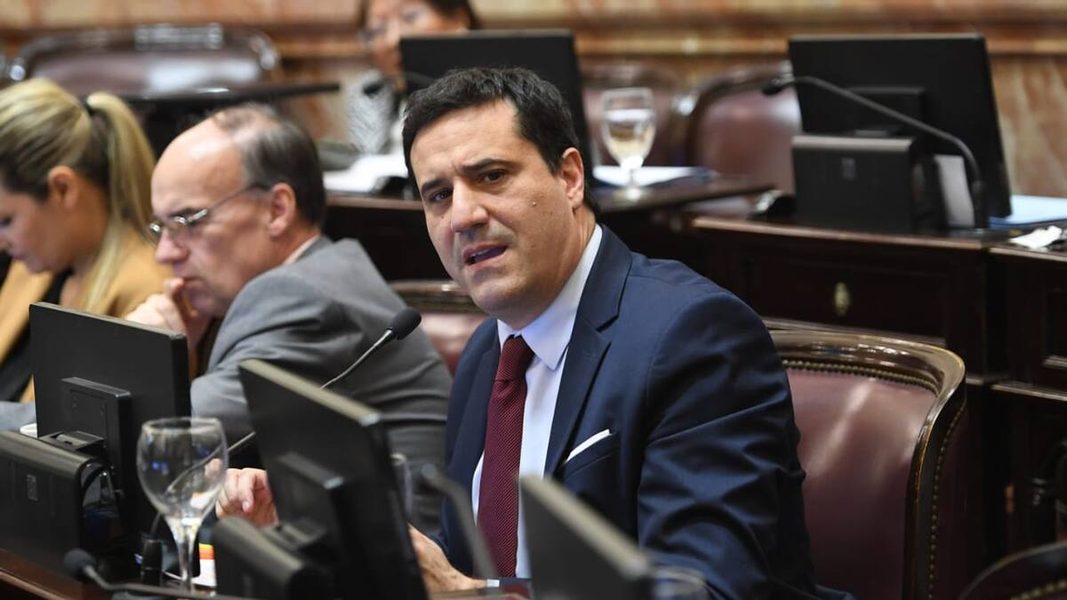 El senador nacional de la UCR, Maximiliano Abad, presentó un proyecto para declarar por seis meses la emergencia en la actividad pesquera.