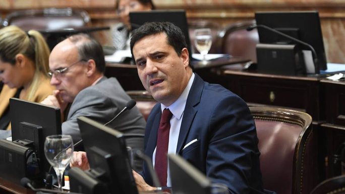 Abad pidió declarar la emergencia pesquera: “El sector está siendo ignorado” El senador nacional de la UCR, Maximiliano Abad, presentó un proyecto para declarar por seis meses la emergencia en la actividad pesquera.