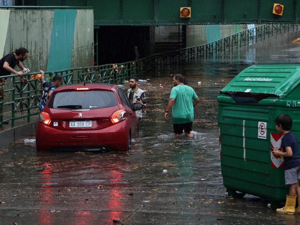 El temporal en el AMBA dejó cientos de calles anegadas y autos tapados por el agua. 