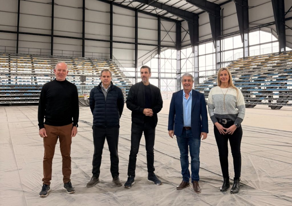 Junto a legisladores bonaerenses del PRO, Petrecca recorrió las obras en el polideportivo municipal de Pergamino.