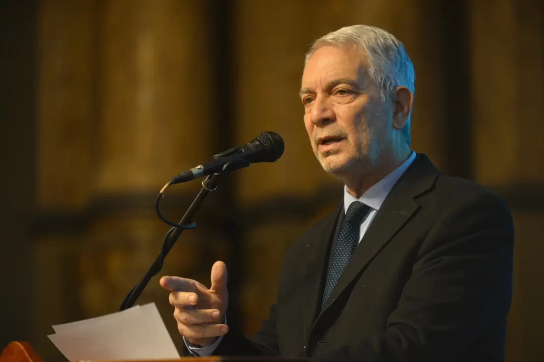 El intendente de La Plata, Julio Alak, viajará a Bahía Blanca para firmar un convenio de cooperación con Federico Susbielles.