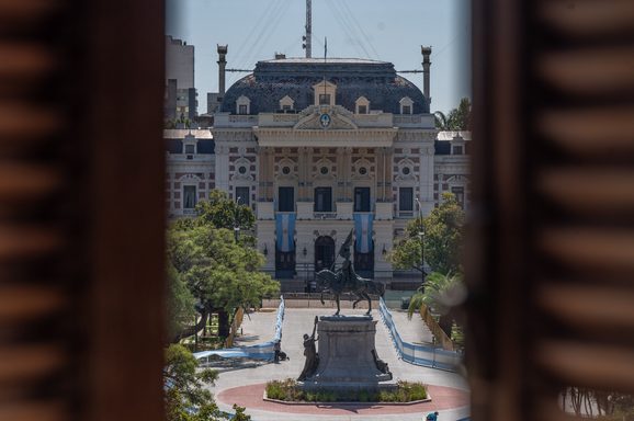 Encuesta: el peronismo retendría la gobernación y Santilli asoma como el principal candidato opositor La encuesta de la consultora La Tintorería vaticinó que el peronismo triunfaría en la eleccióna a gobernador de la provincia con 38,8%. En tanto, LLA alcanzaría el 32,5%.