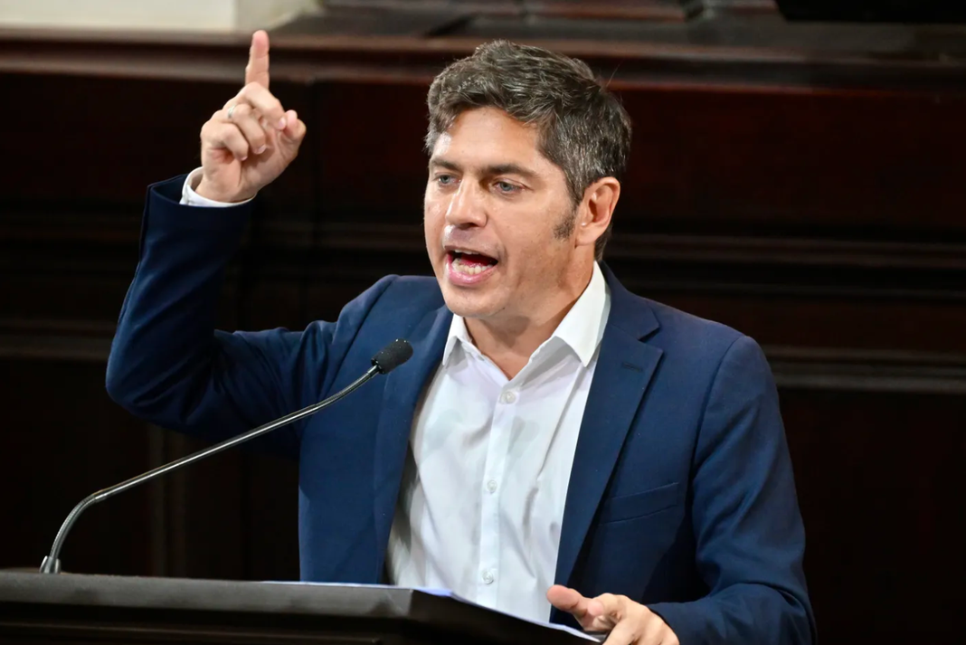 El gobernador, Axel Kicillof, acusó al presidente, Javier Milei, de utilizar los recursos nacionales como herramienta de presión.