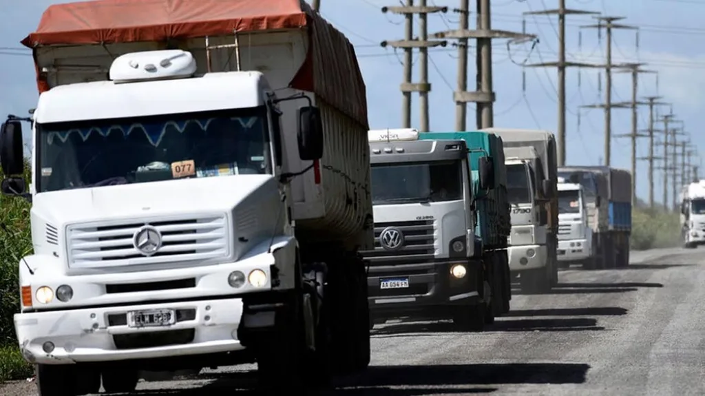 En el cierre de la Exposición Rural 2026, Milei anunció el envío de un proyecto al Congreso para desregular el transporte de carga tanto por tierra como por agua. 