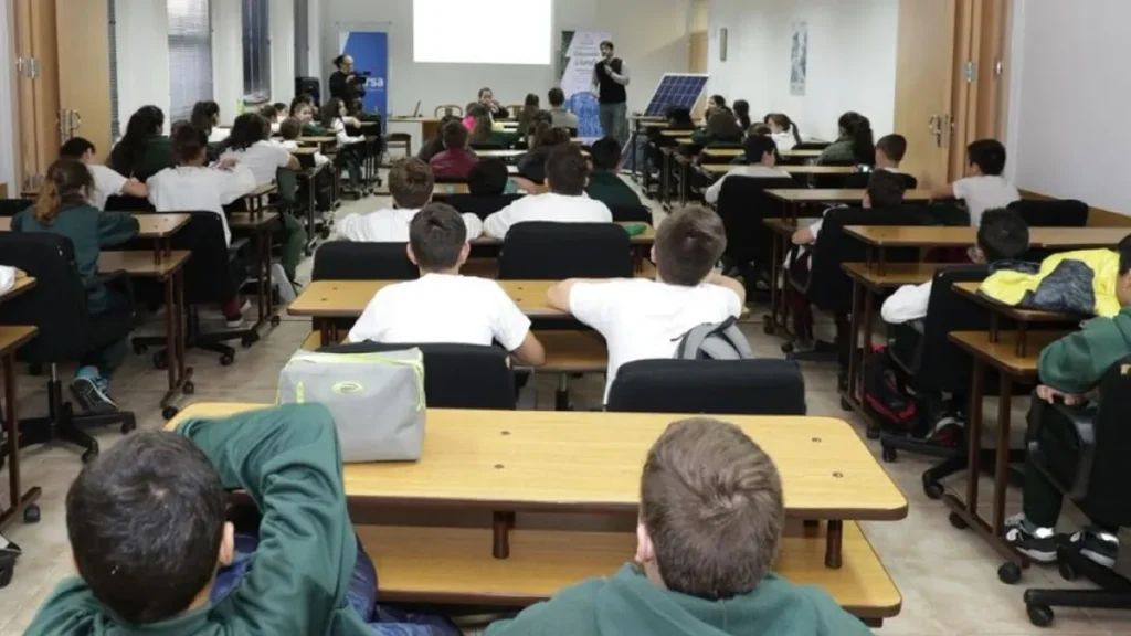Tras los aumentos autorizados por la Provincia para agosto y septiembre, AIEPA solicitó aplicar un incremento adicional del 30% en las cuotas de los colegios privados, distribuido entre octubre y diciembre.