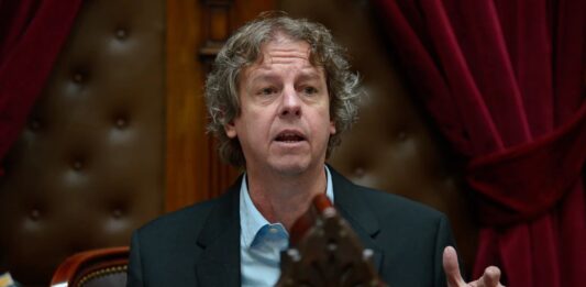 El diputado bonaerense de la Izquierda, Christian “Chipi” Castillo, cruzó al gobierno de Javier Milei por el despido de 400 investigadores del CONICET.