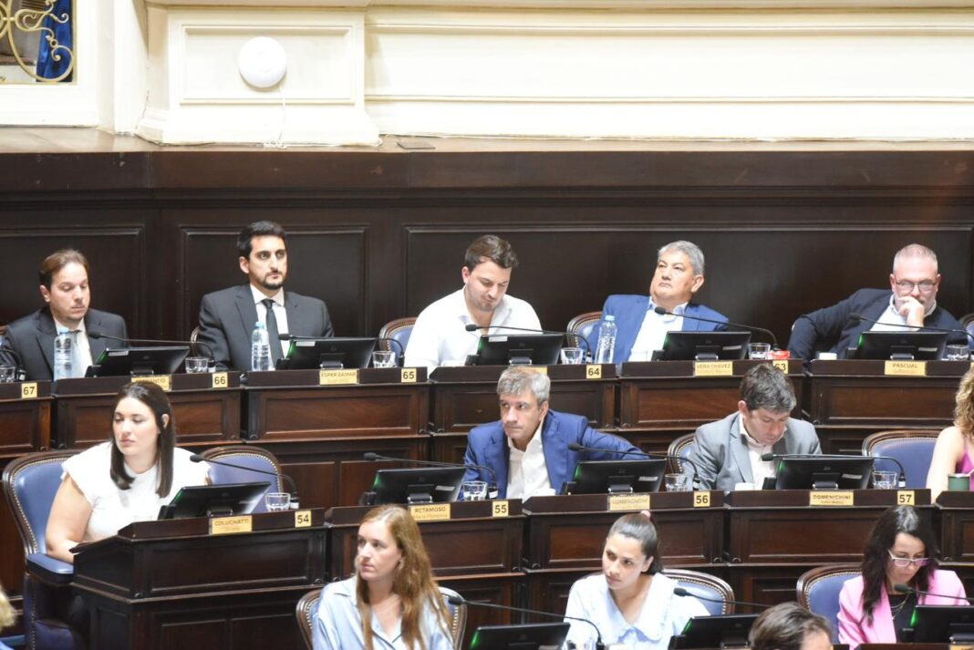 Diputados libertarios salieron con los tapones de punta a repudiar el paro docente que tuvo lugar este lunes, y culparon al gobernador Axel Kicillof por no garantizar el dictado de clases.