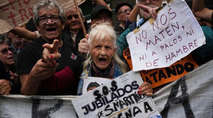 Tras el paro docente, organizaciones sociales y gremiales activan nuevas medidas de fuerza contra Milei Tras el paro nacional, gremios y movimientos sociales anticiparon nuevas medidas de fuerza para todo agosto contra el gobierno de Javier Milei. La agenda del plan de lucha completa.