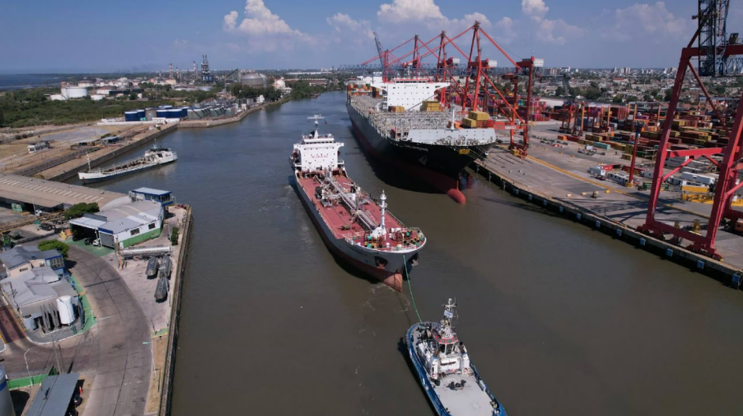La Prefectura Naval Argentina intimó este martes a 536 trabajadores del servicio de practicaje y pilotaje a retomar de manera inmediata sus tarea en los puertos bonaerenses.