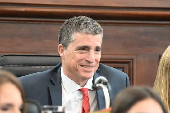 Taxistas de La Plata piden declarar "persona no grata" al concejal libertario Juan Pablo Allan. 