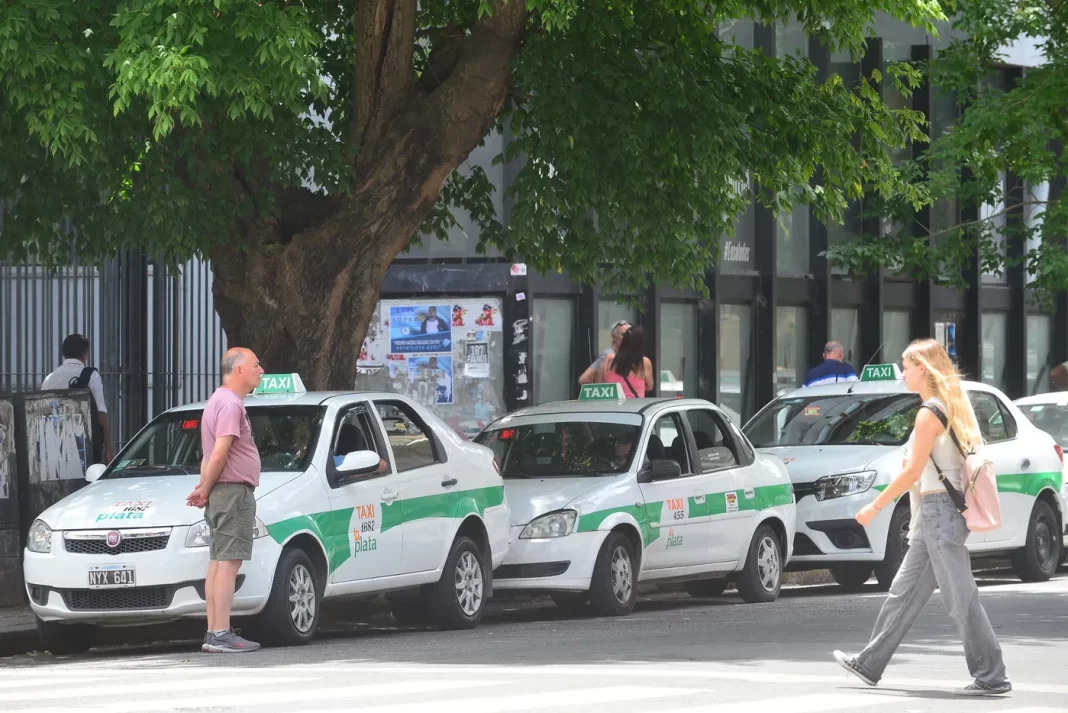 Taxistas de La Plata reclaman que el Concejo Deliberante tome una definición respecto de las aplicaciones transporte y exigen más controles.