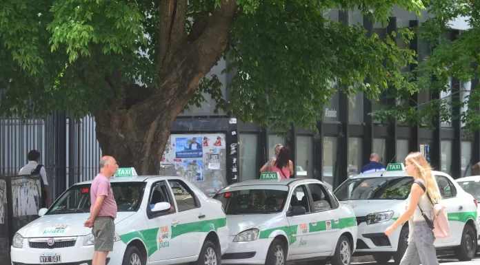 La Plata: taxistas se pusieron en pie de guerra por la regulación de Uber y Cabify Taxistas de La Plata reclaman que el Concejo Deliberante tome una definición respecto de las aplicaciones transporte y exigen más controles.