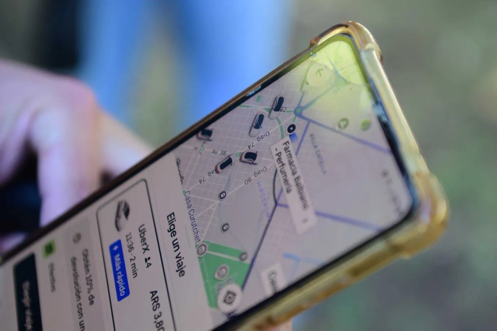 Choferes de taxis de La Plata le exigen al municipio que endurezca los controles contra Uber, Cabify y Didi. 
