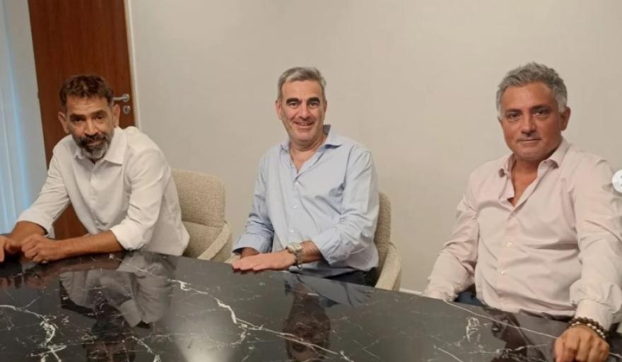 El senador Matías de Urraza, junto a Sebastián Pareja y al titular de los diputados libertarios, Juan Osaba.