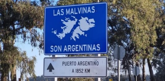 Senadores del Frente Renovador impulsan una ley para que todos los municipios de la provincia incorporen cartelería con la distancia hasta las Islas Malvinas.