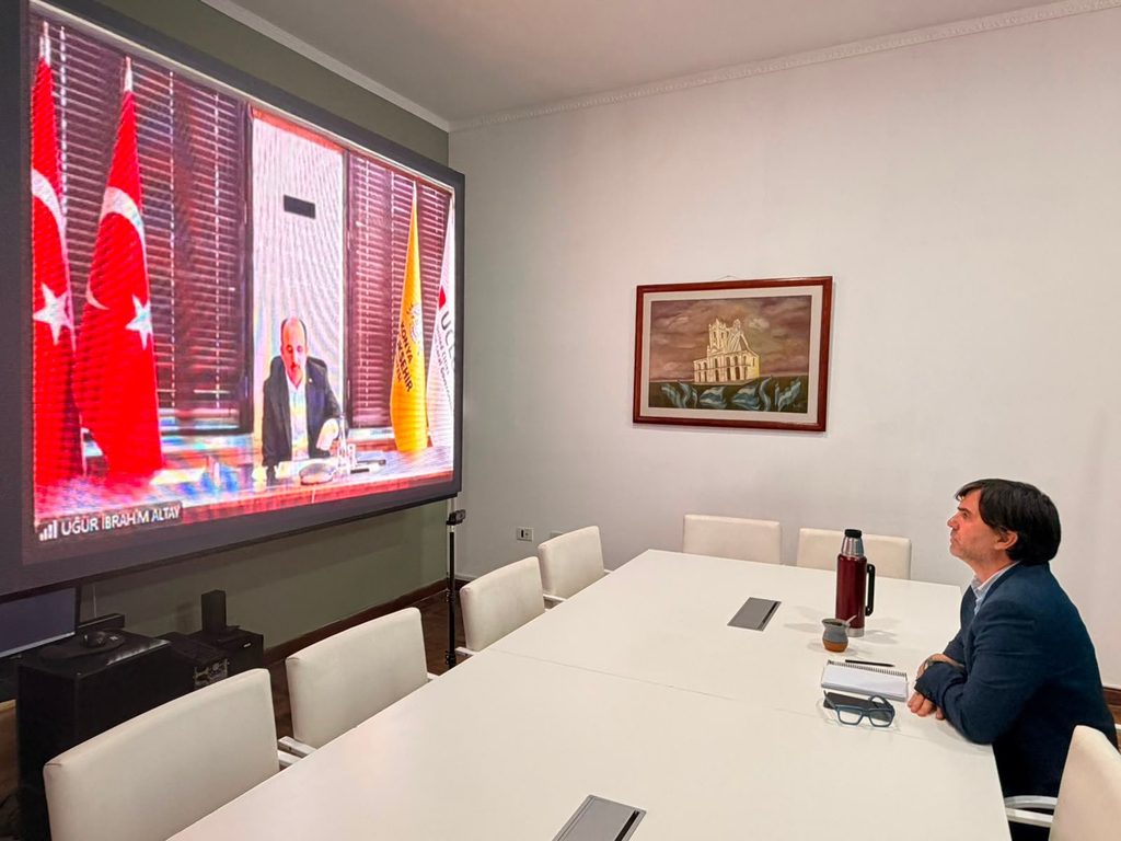 El intendente Francisco Echarren mantuvo una reunión virtual con el titular de la Organización Mundial de gobiernos locales, el turco Uğur Altay.