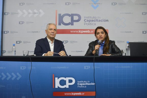 Alak sobre la Ley de Tierras: “Su derogación es un atentado contra la soberanía nacional” El intendente de La Plata, Julio Alak, encabezó este miércoles el conversatorio del ICP “Defender la Ley de Tierras como ejercicio de soberanía política".El intendente de La Plata, Julio Alak, encabezó este miércoles el conversatorio del ICP “Defender la Ley de Tierras como ejercicio de soberanía política".