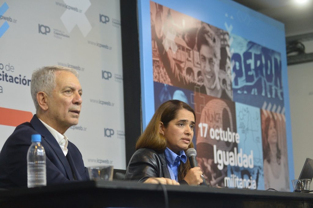 Durante su exposición en defensa de la Ley de Tierras, Julio Alak estuvo acompañada por la abogada Florencia Gómez.