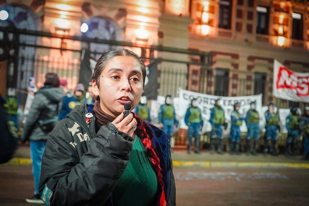 Trabajadores del Astillero Río Santiago denunciaron un operativo de la Policía bonaerense durante un acampe instalado frente a la Gobernación.