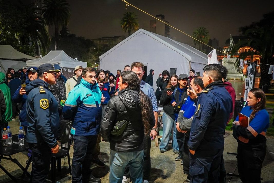 Trabajadores del Astillero Río Santiago denunciaron un operativo de la Policía bonaerense durante un acampe instalado frente a la Gobernación provincial.