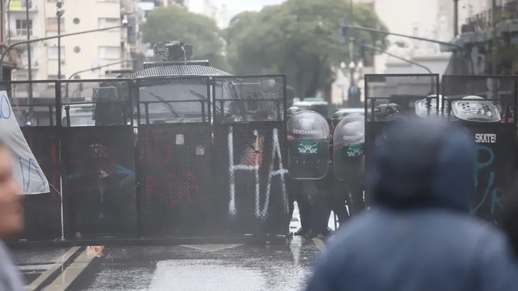 Sin la Ley de Tierras y con represión en las inmediaciones del Congreso, el Senado trata la Ley de Inviolabilidad de la Propiedad Privada. Seguí la cobertura en vivo.