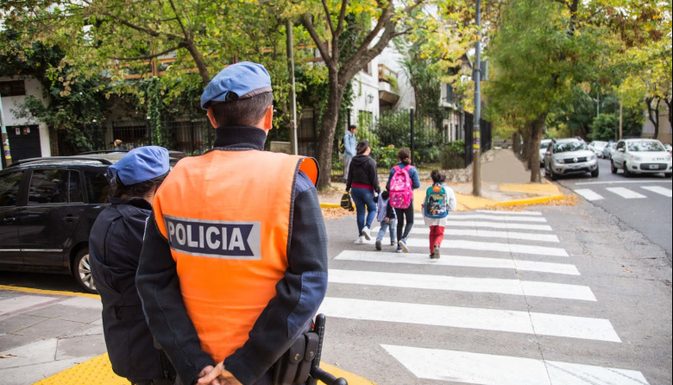 La oposición presiona para llevar corredores seguros a las escuelas de la provincia El diputado del radicalismo, Diego Garciarena, presentó una ley para crear los corredores seguros en los alrededores de escuelas bonaerenses.