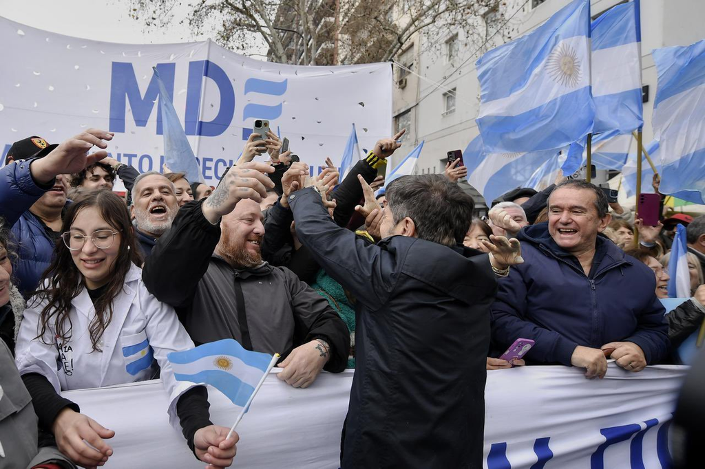 El gobernador bonaerense, Axel Kicillof, dio el presente este jueves en la marcha por la Ley de Tierras y apuntó contra el presidente Javier Milei.