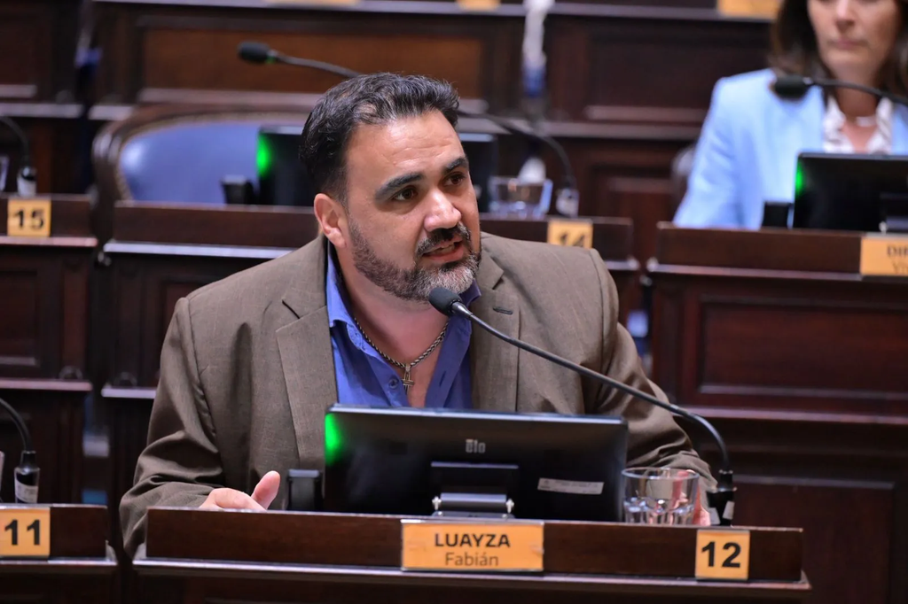 El diputado bonaerense, Fabián Luayza, presentó un proyecto para que todos los servicios de transporte contengan la leyenda “Las Islas Malvinas son Argentinas”.