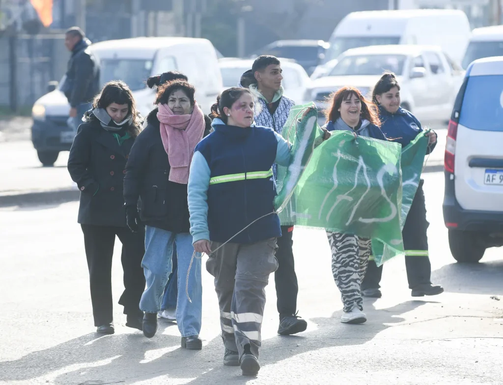 Cooperativistas de La Plata vuelven a protestar frente al municipio contra el fin de las contrataciones. 