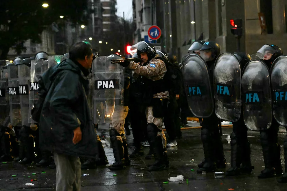 La represión en el Congreso dejó un saldo de 1500 heridos, una fotógrafa con traumatismo de cráneo y denuncias por “atentado al orden constitucional y a la vida democrática”. 