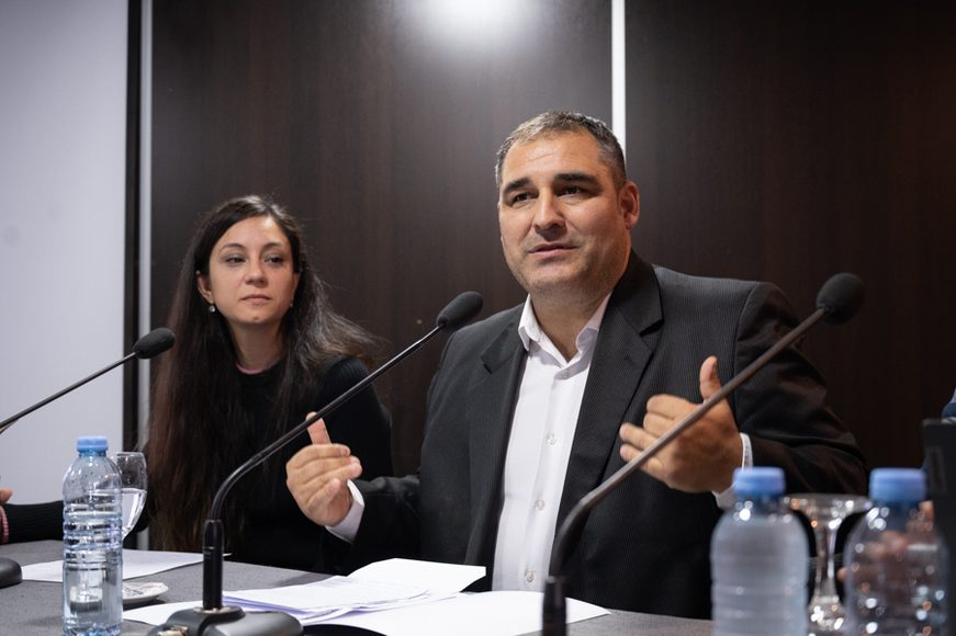 El diputado bonaerense del massismo, Juan Martín Malpeli, rechazó el desdoblamiento electoral y lanzó un palito hacia dentro del peronismo. 