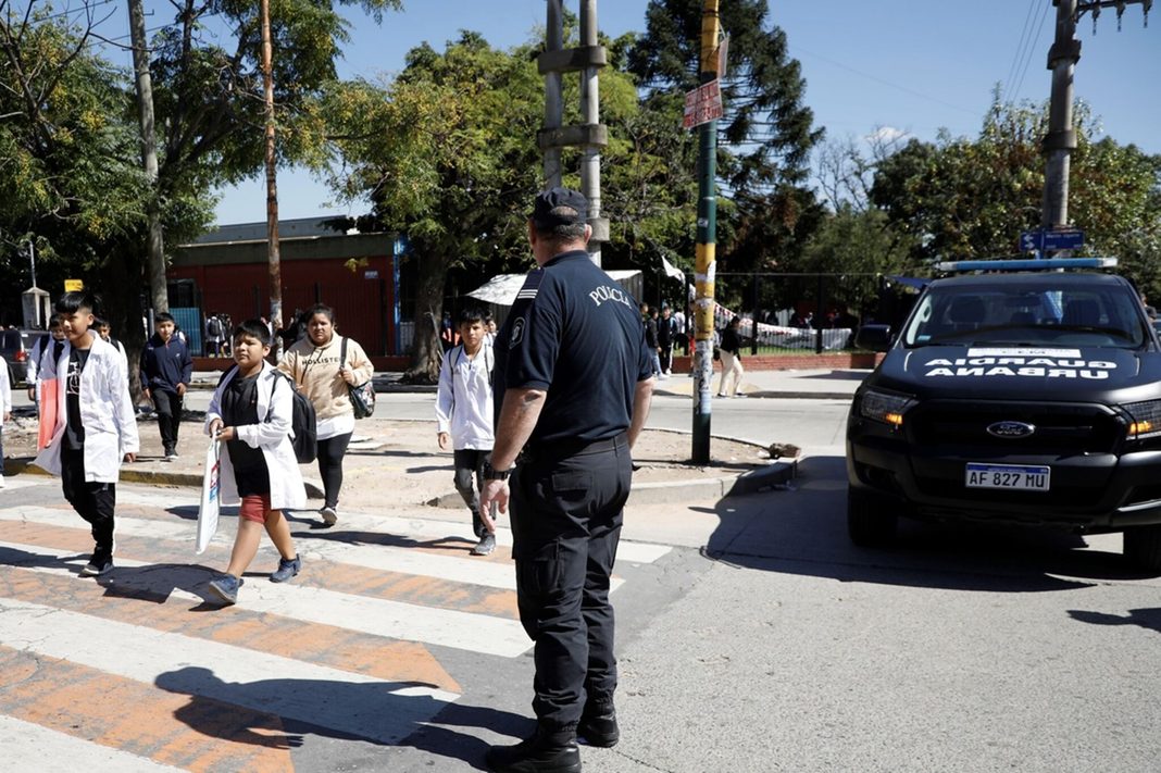 El libertario Luis Ontiveros propuso crear Trayectos Escolares Seguros con patrullajes, monitoreo y mapas de riesgo en escuelas bonaerenses.