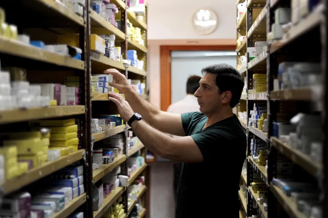 La titular del Colegio de farmacéuticos bonaerenses, Alejandra Gómez, destacó el rol de los profesionales de la salud y alertó por la desregulación en la venta de medicamentos.