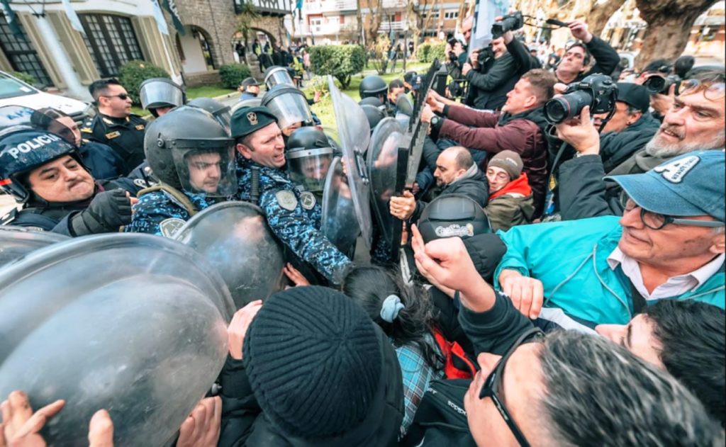 Vecinos autoconvocados se manifestaron frente a la Jefatura Departamental de Mar del Plata para reclamar respuestas por la inseguridad.
