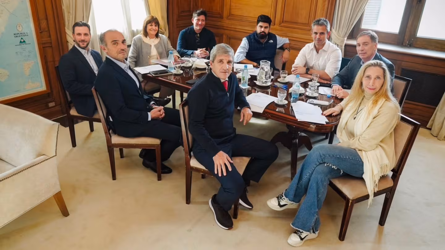 La mesa política de LLA se reunirá este martes para revisar la estrategia legislativa, con Karina Milei a la cabeza y sin la presencia de Federico Sturzenegger.