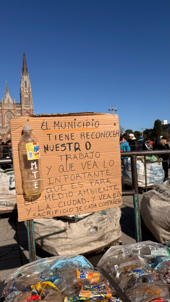 300 familias de cooperativistas montaron un basural en pleno centro de La Plata para reclamar la reincorporación a sus puestos de trabajo.