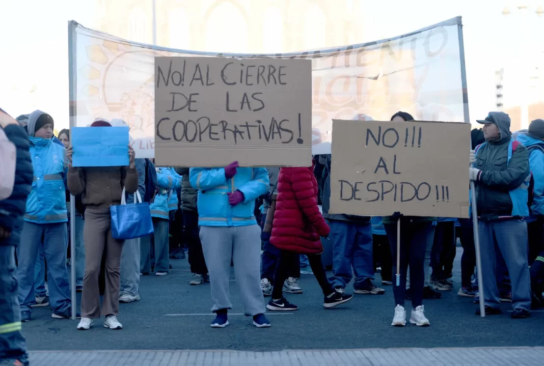 Más de 300 familias de cooperativistas montaron un basural en pleno centro de La Plata para reclamar la reincorporación de los trabajadores.