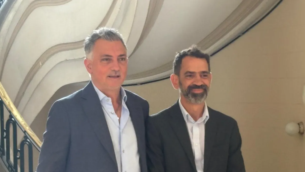 La secretaria general de la presidencia, Karina Milei, recibió este lunes en Casa Rosada al armador bonaerense, Sebastián Pareja, y la tropa de legisladores bonaerenses violeta. 