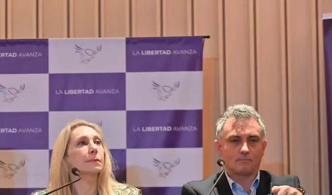 Karina Milei reunió a los legisladores de LLA para unificar la agenda bonaerense La secretaria general de la presidencia, Karina Milei, recibió este lunes en Casa Rosada al armador bonaerense, Sebastián Pareja, y la tropa de legisladores bonaerenses violeta.