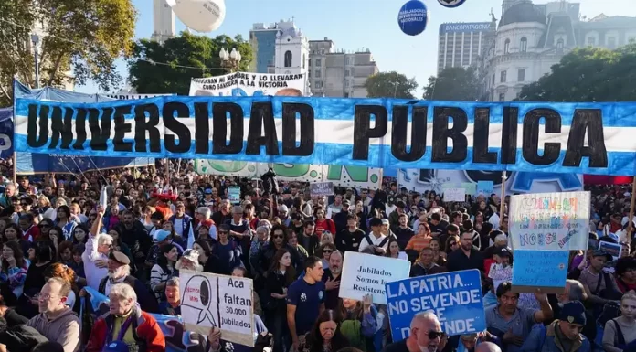 Docentes universitarios convocan a un nuevo paro nacional para la semana próxima Docentes universitarios nucleados en la CONADU Histórica convocaron a un paro nacional para la próxima semana.