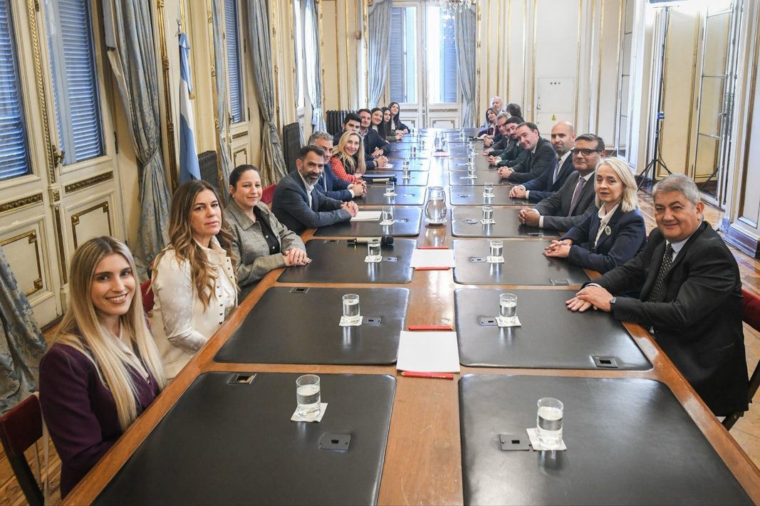 La secretaria general de la presidencia, Karina Milei, recibió en Casa Rosada al armador bonaerense, Sebastián Pareja, y la tropa de legisladores bonaerenses violeta.