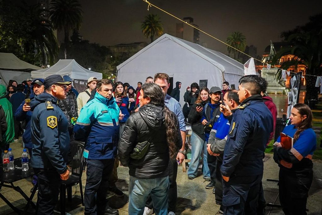 Trabajadores del Astillero Río Santiago denunciaron un operativo de la Policía bonaerense durante un acampe instalado frente a la Gobernación provincial.