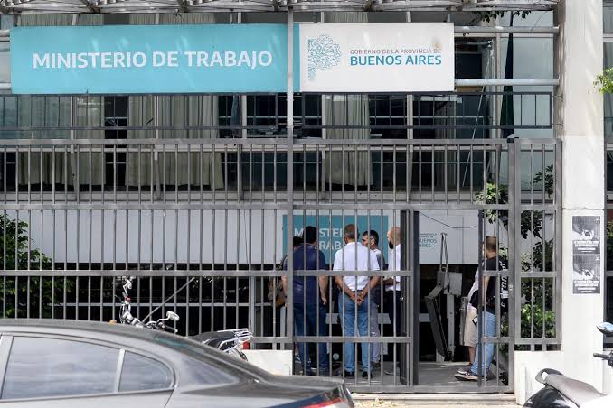 Los trabajadores desvinculados de la firma textil reclamaron la intervención del Ministerio de Trabajo bonaerense para garantizar el cumplimiento de las obligaciones laborales.