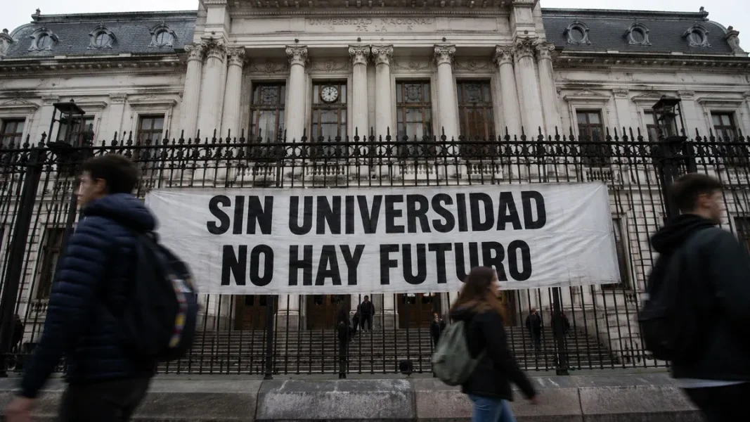 Docentes y nodocentes realizan un nuevo paro universitario por el cumplimiento de la Ley de Financiamiento, en plena tensión con el Gobierno.