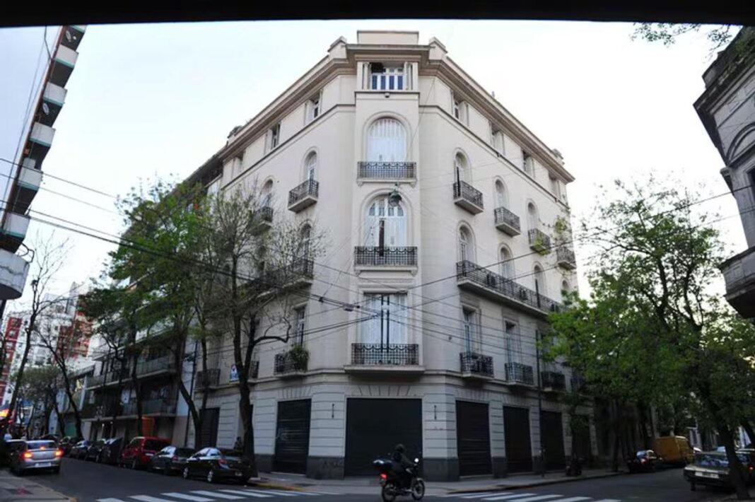 La Justicia avanzó con nuevos embargos en el marco de la causa Vialidad e incluyó el departamento donde Cristina Kirchner cumple prisión domiciliaria.