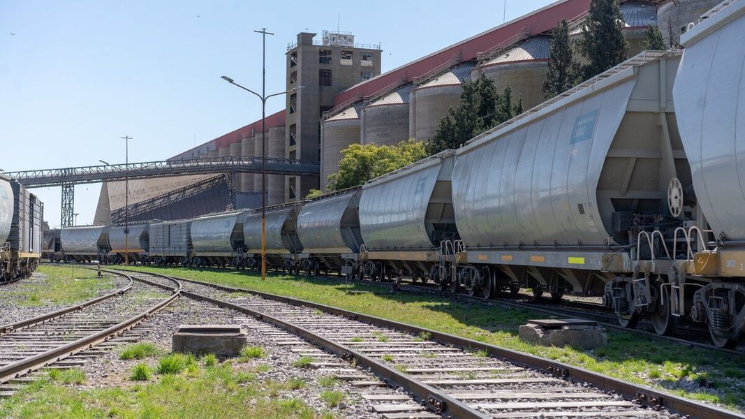 Intendentes de la UCR se reunieron con el secretario de Transporte nacional para pedir la incorporación del tren de cargas a Quequén en el nuevo esquema de concesión.
