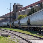 Intendentes radicales le pidieron a Nación que reactive el tren de cargas a Quequén Intendentes de la UCR se reunieron con el secretario de Transporte nacional para pedir la incorporación del tren de cargas a Quequén en el nuevo esquema de concesión.